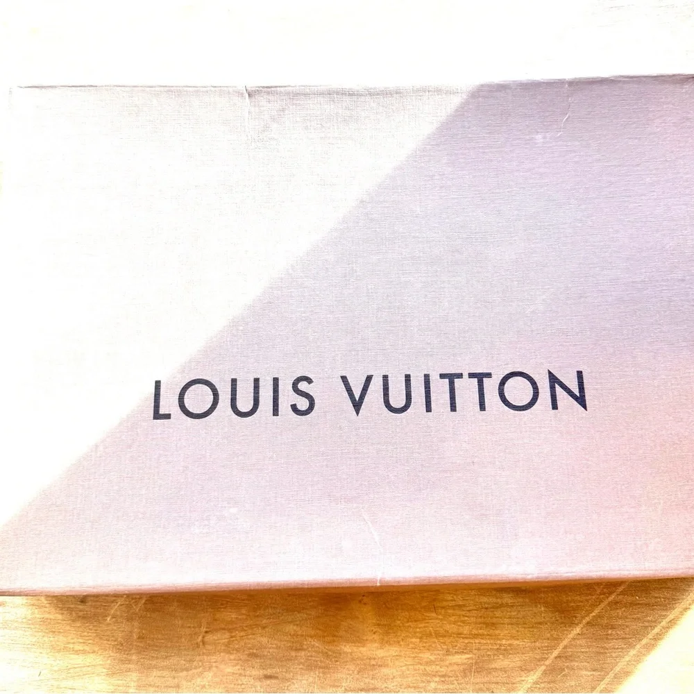 Louis Vuitton Elegant Black Wrap - Picture 10 of 10